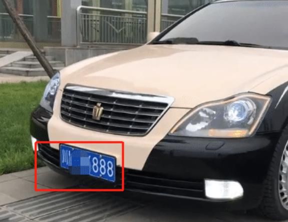 皇冠|20年车龄的老皇冠,车牌挂888,造型改成迈巴赫,年检还能一次过