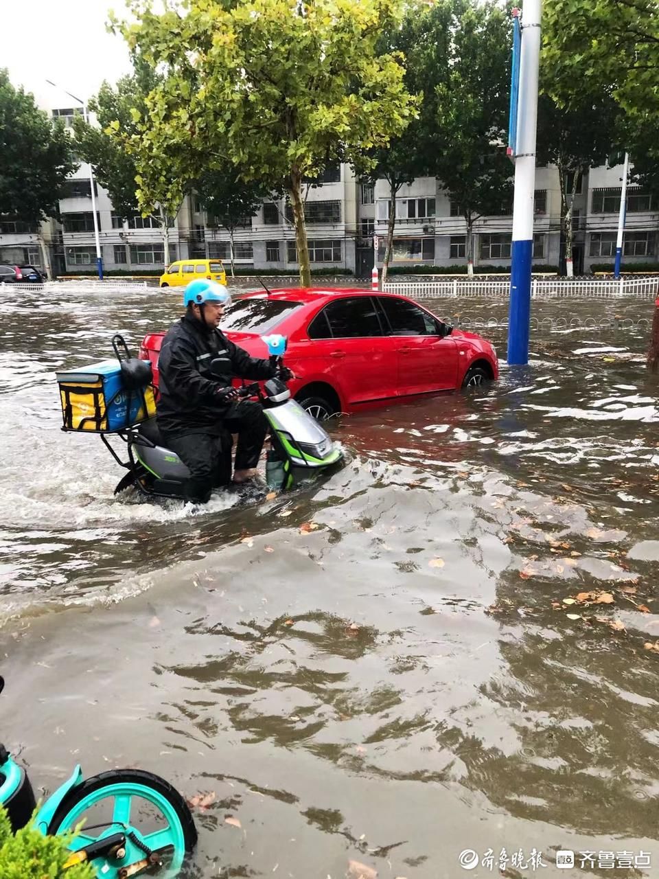 德州迎来强降水，应急防汛泵车助阵积水路段排水