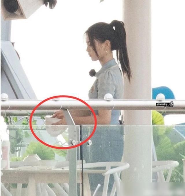  超越|一旦杨超越到达《中餐厅》，谁会注意她的手？很少有人能做到