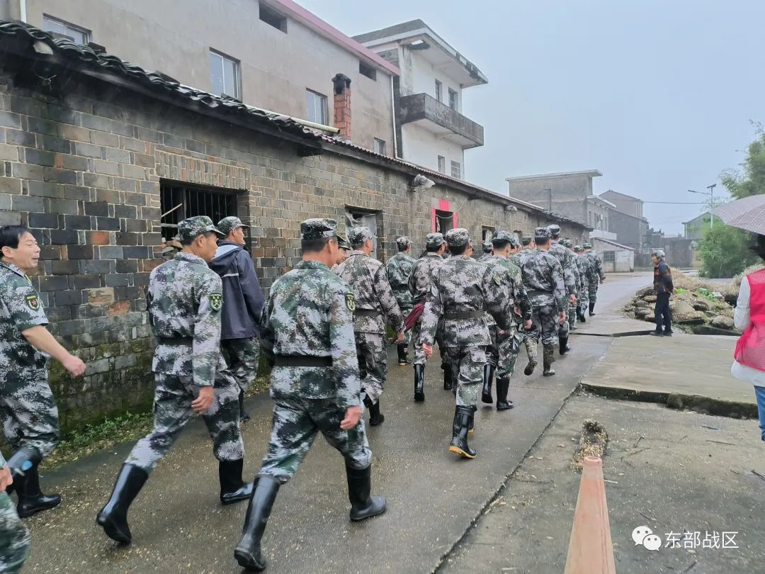 江西多地遭遇特大暴雨，子弟兵紧急驰援！