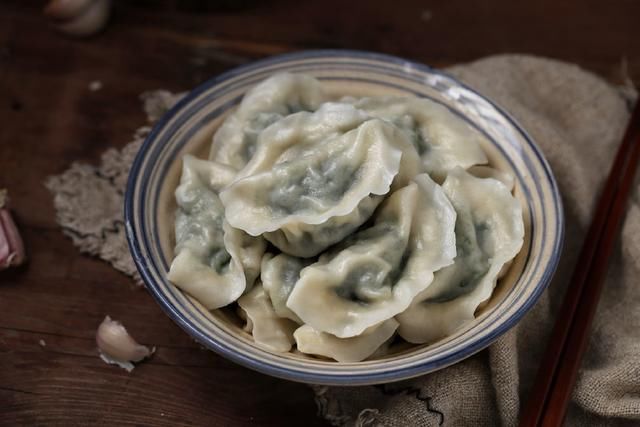  拌成|这菜虽然一股怪味儿，拌成饺子馅却鲜美无比，学会都能开饺子馆了