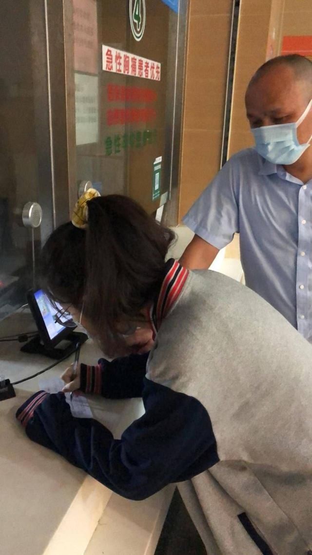 公交|女学生突发疾病倒地 290路公交变身救护车