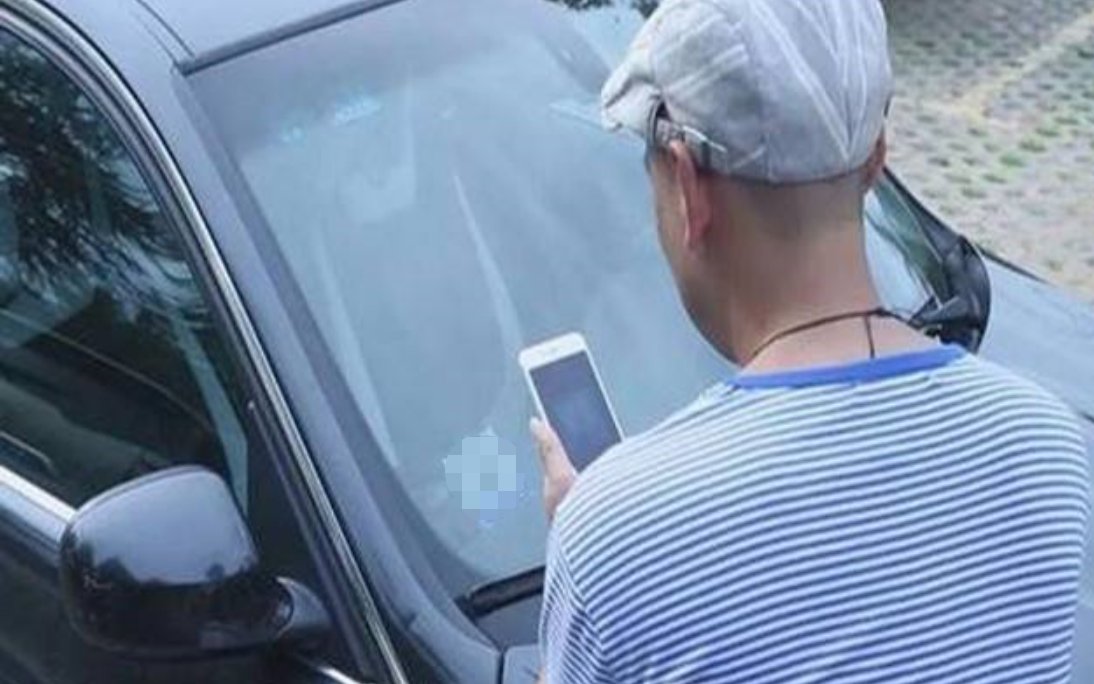 白领|“抄号族”惹众怒,靠抄挪车电话月入过万,比白领工资还高