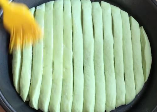  黄瓜|居家自制黄瓜宽面，弹软筋道，简单好吃，老少皆宜的家常美食