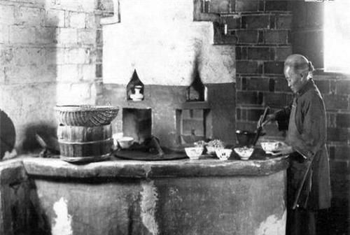  打渔|9张100年前农村的老照片，图3的人打渔后回家，图8是下乡的贵妇人