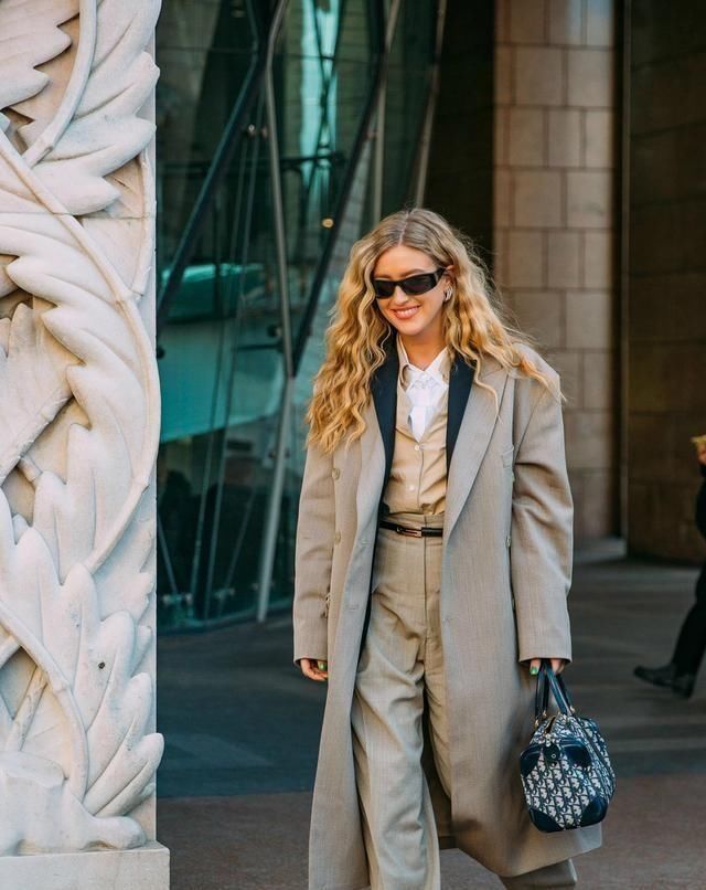 高级有质感|还在背水桶包吗？今年流行的可是“腋下包”，谁背谁好看