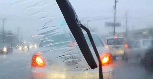 打开|大雨天开车 要不要打开双闪