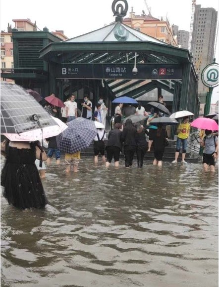 降水|青岛澳门路海边风大浪急，仍有人顶着大浪捞海冻菜