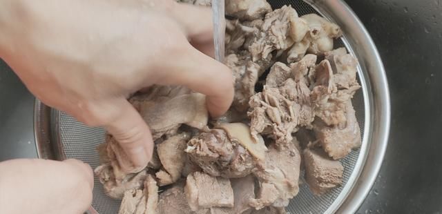  搭配|以后待客，鸭肉有新吃法了，普通食材搭配一锅，一开锅盖流口水了