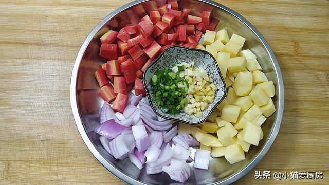 土豆|土豆和胡萝卜还能一起这么做,加上鸡胸肉和洋葱,味美好吃特解馋