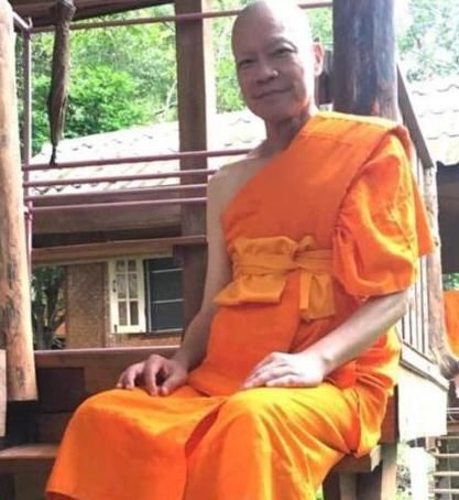  佛门|他曾是著名主持人，被富婆“包养”10年，因痛失所爱进入佛门