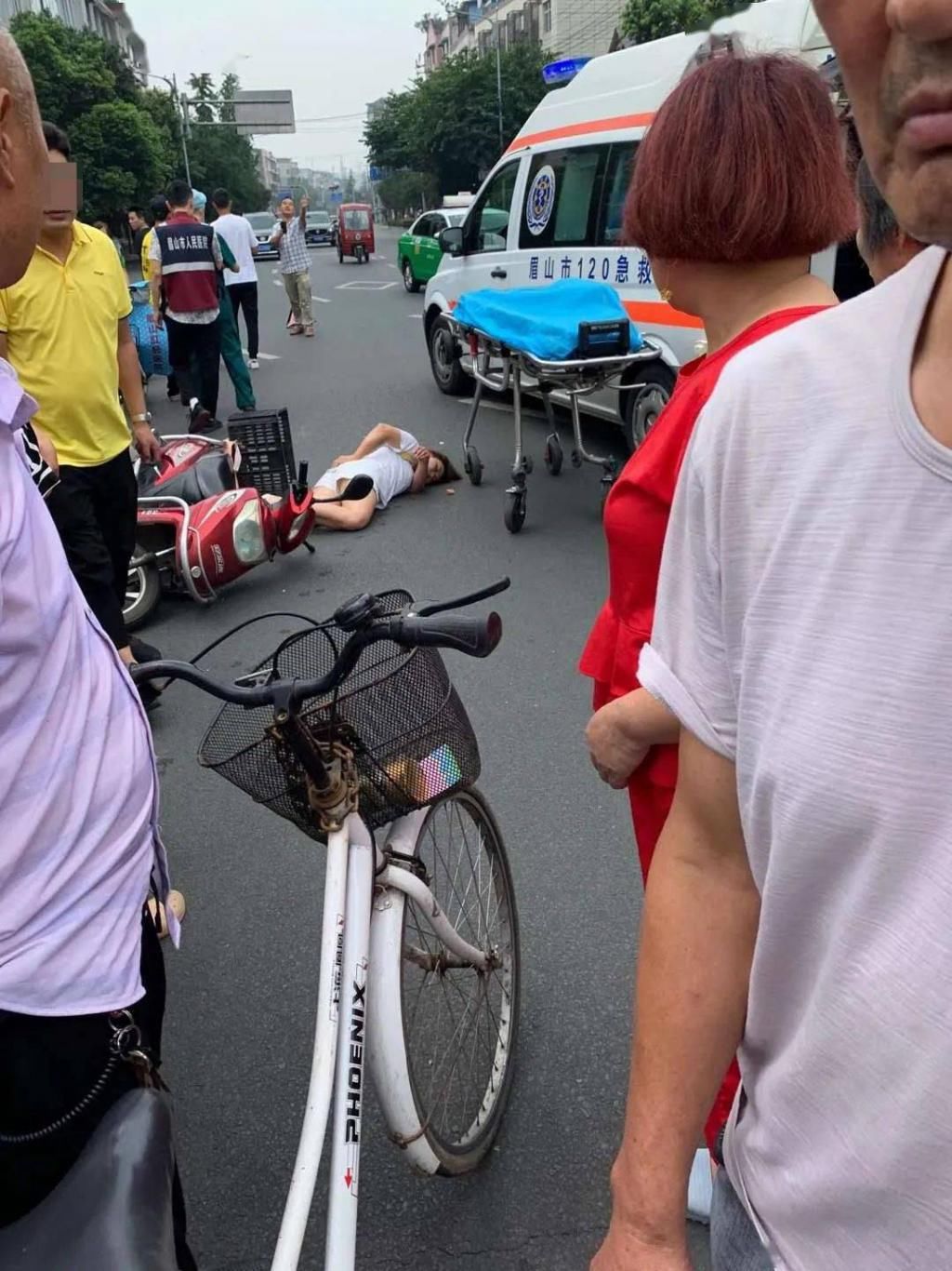  电瓶车|一环路，一美女骑电瓶车遭红色丰田撞翻了