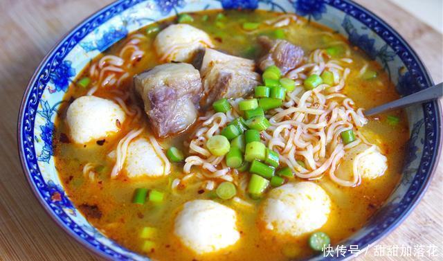 黄小辣|友人赠我黄小辣拌饭辣酱,瞧瞧,俺解锁出了更多用法