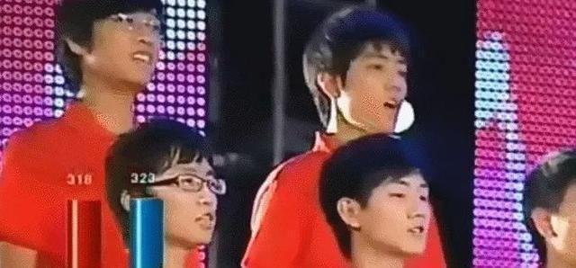 拍摄|肖战回重庆蹲路边吃早餐带火面馆,粉丝向老板求购肖战碗筷