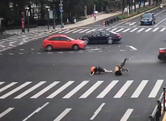  交通|为交警点赞！学生骑电动车闯红灯被撞飞，处理结果让人拍手称快