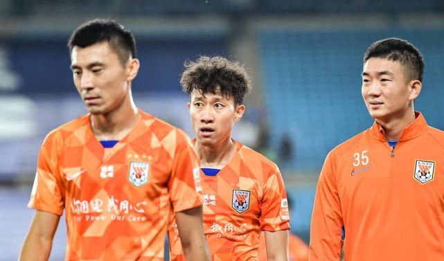 风口浪尖|李霄鹏遭球迷举报+鲁能爆出人心不和?网友:恒大笑了、大鱼的错