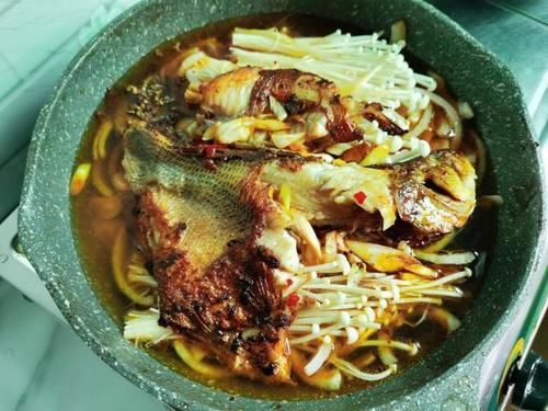 超赞|鲈鱼不要再清蒸了，用这方法做干锅鲈鱼吃，味道超赞！好吃又下饭