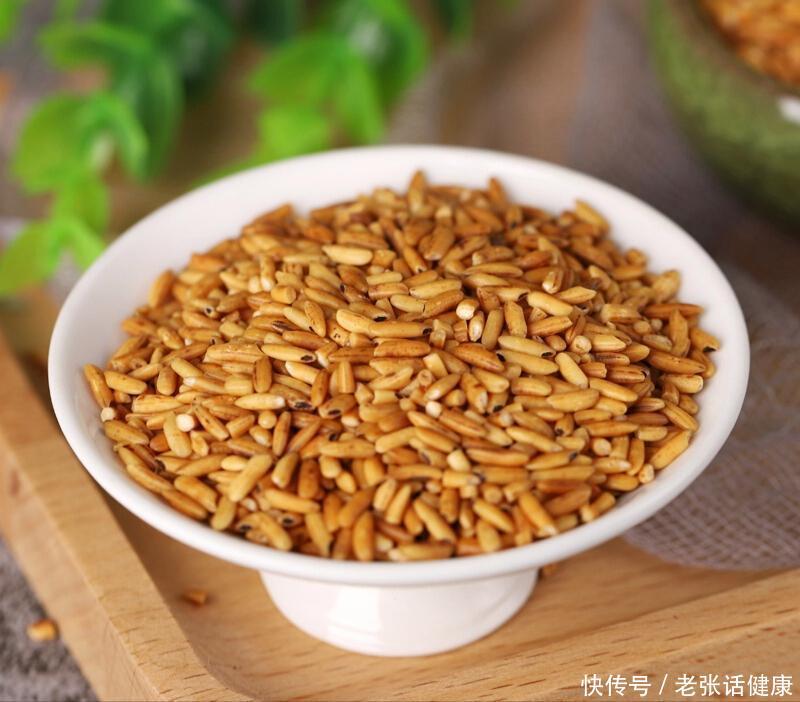 大米炒焦泡水喝有什么作用(大米炒焦泡水喝，每天一杯，用不了多久，7个好处或“不请自来”)