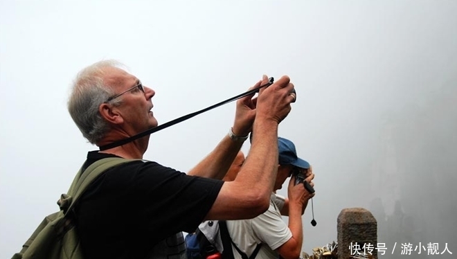  外国人|为什么外国人旅游喜欢背包，而中国人却爱拖行李箱呢？涨知识！