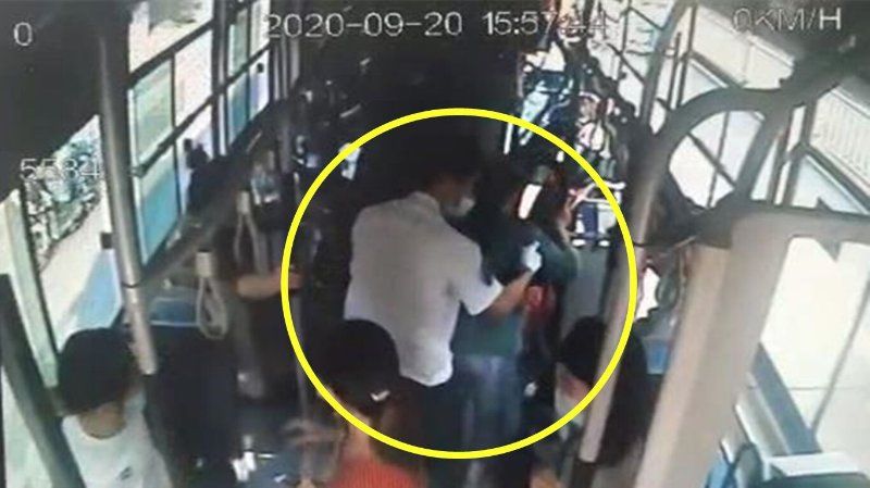 公交|老两口带轮椅乘车不便,公交司机与乘客联合帮扶上下车