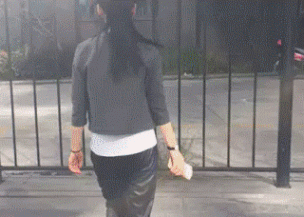 GIF|搞笑GIF:在外面抓了一只鸡,你们看是红烧好,还是清炖呢!