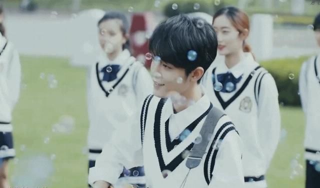 丁禹兮|10位男星穿校服!《以家人之名》宋威龙、罗云熙、丁禹兮都是顶级校园男神