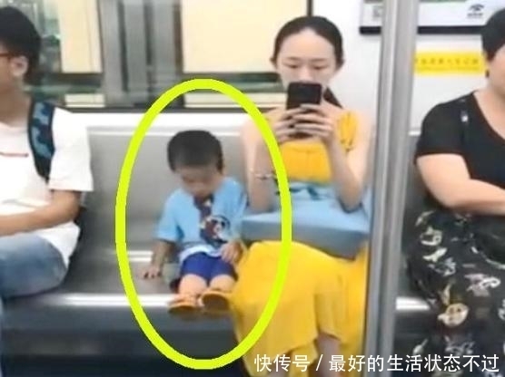 爱孩子|两个小男孩坐车,看了他们举动,网友表示:自愧不如
