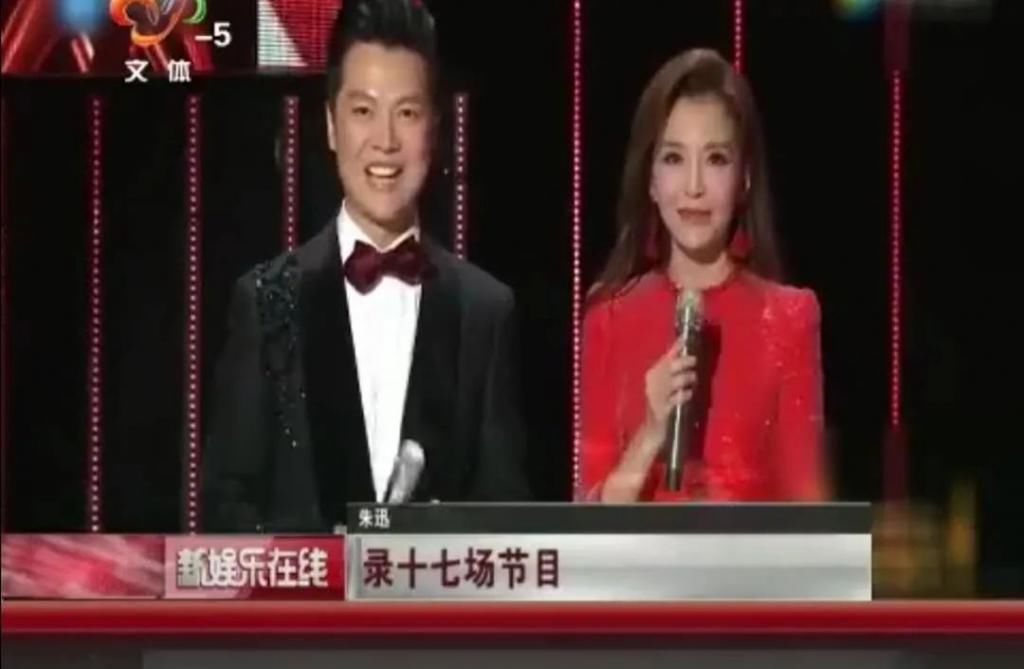  嘴里面|央视主持人朱迅身体告急？一天录制17场节目，《星光大道》上台需被助理搀扶？