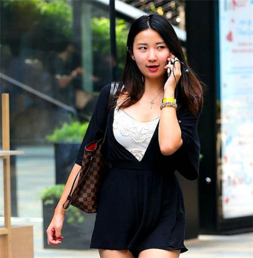 小姐姐|街拍:风姿绰约的白色装美女,身材高挑轮廓好,彰显十足女性魅力