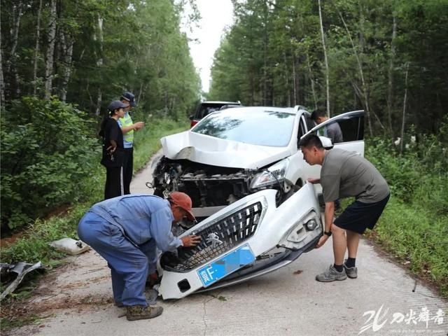  现场|“看到营区飘扬的国旗时，我知道我们有救了！”