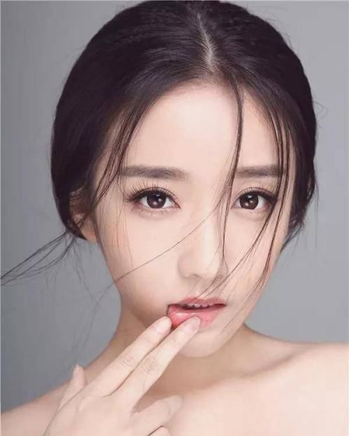 长相|她曾是电视台女主播，因长相太美被导演相中，如今发展得越来越红！