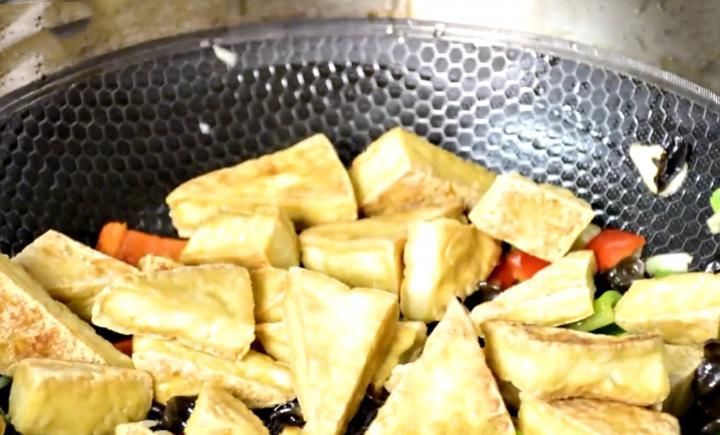 豆腐|红烧豆腐最简单的家常做法,鲜嫩多汁又入味,我家1周吃4次