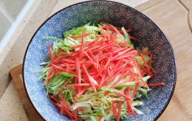  卷心菜|卷心菜做早餐，比想象的更好吃，高钙低脂又营养，怎么吃都不胖