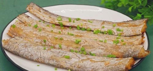  喝啤酒|夏天喝啤酒，试试这道香烤带鱼，鱼肉鲜嫩，比红烧带鱼做法简单