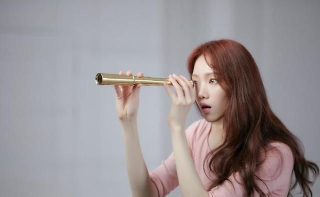 粉色|李圣经太扛“老”，30岁还拥有牛奶肌，红棕发色配粉色穿搭好少女