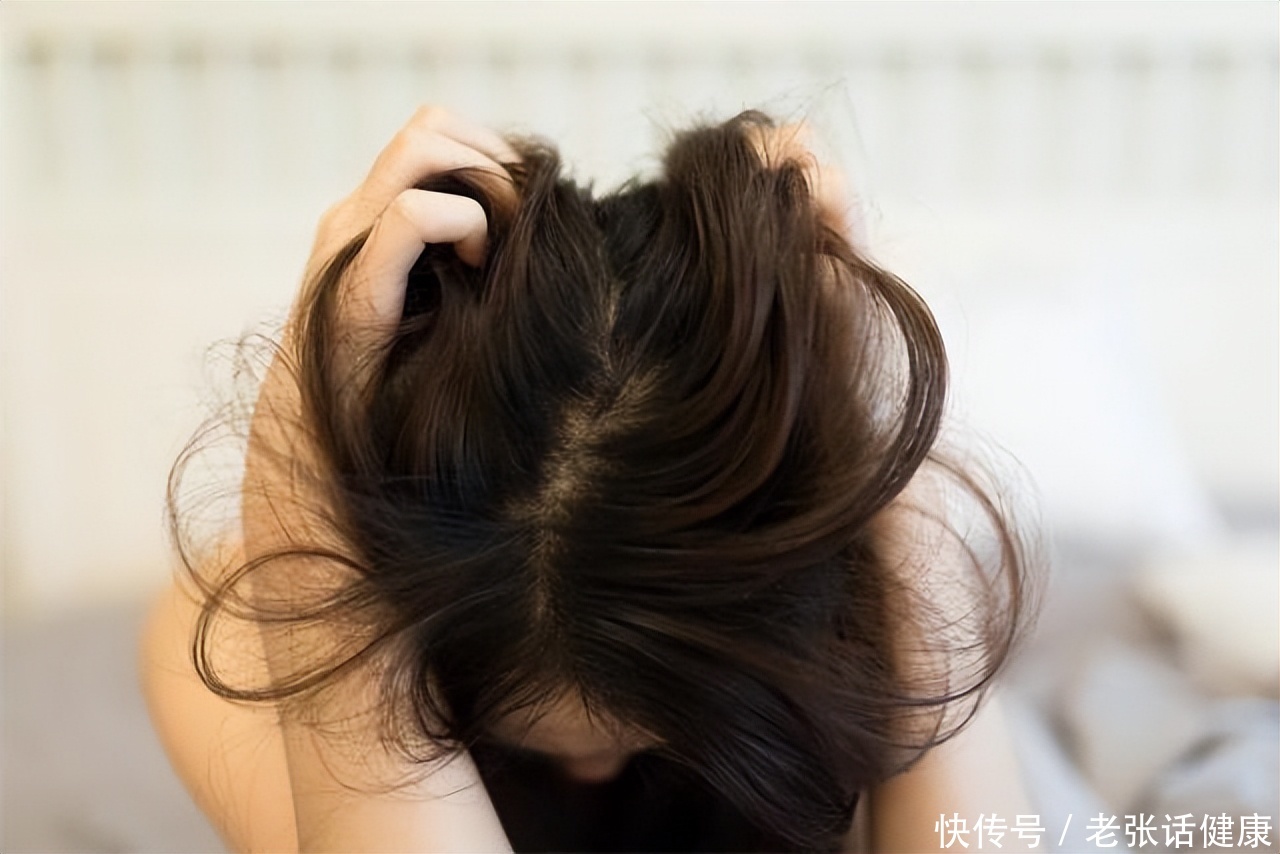 洗头的时候掉很多头发是怎么回事(天天洗头，你真的洗对了吗？掉发，也是有原因的)