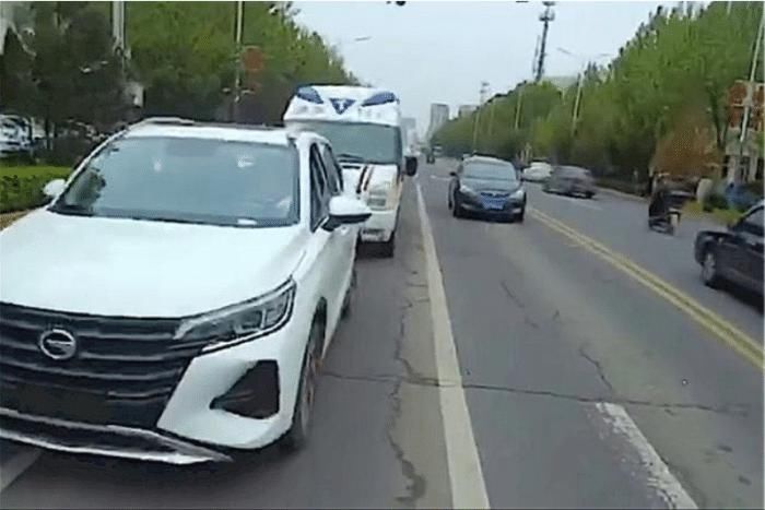  避让|传祺红绿灯前堵救护车，听到警笛不避让，交警判罚后车主喊冤
