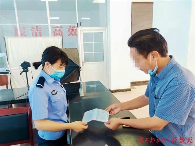  户口|离家失联二十载成黑户，保康民警帮其找回身份