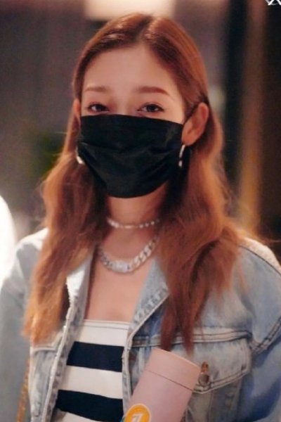  消失|硬糖少女录制现场生图，赵粤小肚腩引热议，网友：腹肌消失了？