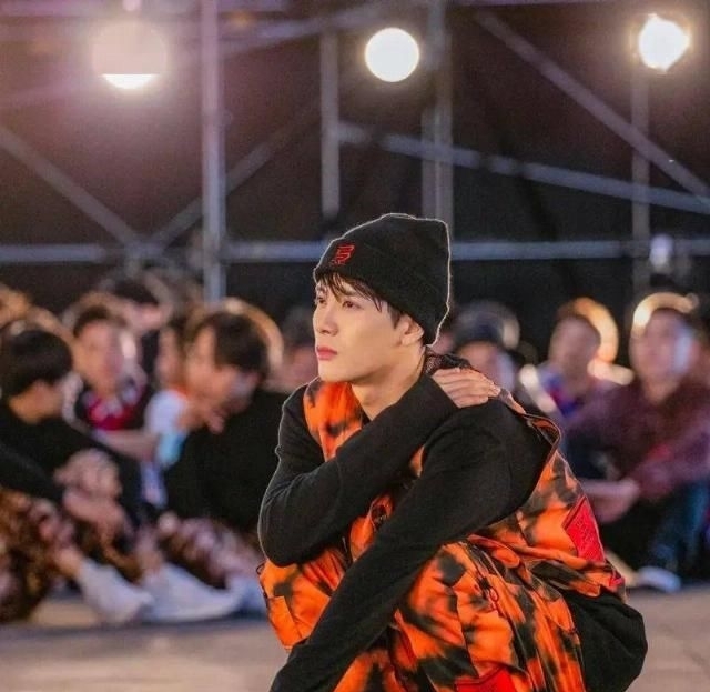  有钱|《这就是街舞》明星上脚谁最狠？王一博同款竟然有钱都买不到...