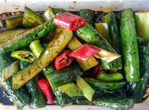  黄瓜|黄瓜腌不好容易坏？厨娘教你1招，腌出来的黄瓜翠绿又好吃！