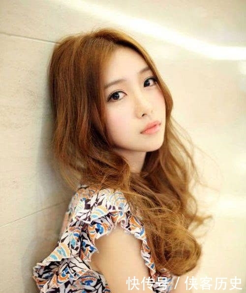  同事|开心一刻: 约同事去KTV唱歌, 却走错了包间, 一美女突然塞给我500……