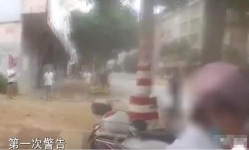  女子|无证驾驶摩托被抓，女子胡搅蛮缠抢钥匙：我没证但我有钱