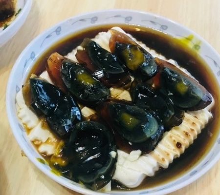 下厨|婚后爸妈来看我，我下厨做了一桌菜招待，吃完饭后婆婆板起了脸！