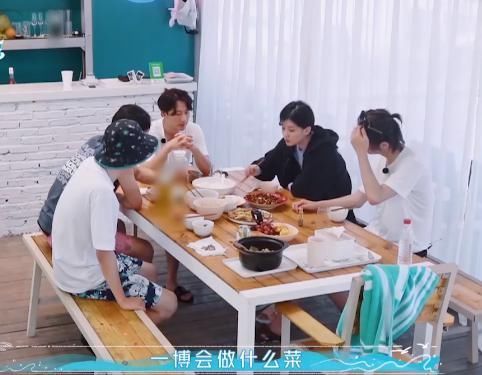  大笑|王一博遭韩东君等人“大笑”，网友毕竟连煮面都要小孩子教