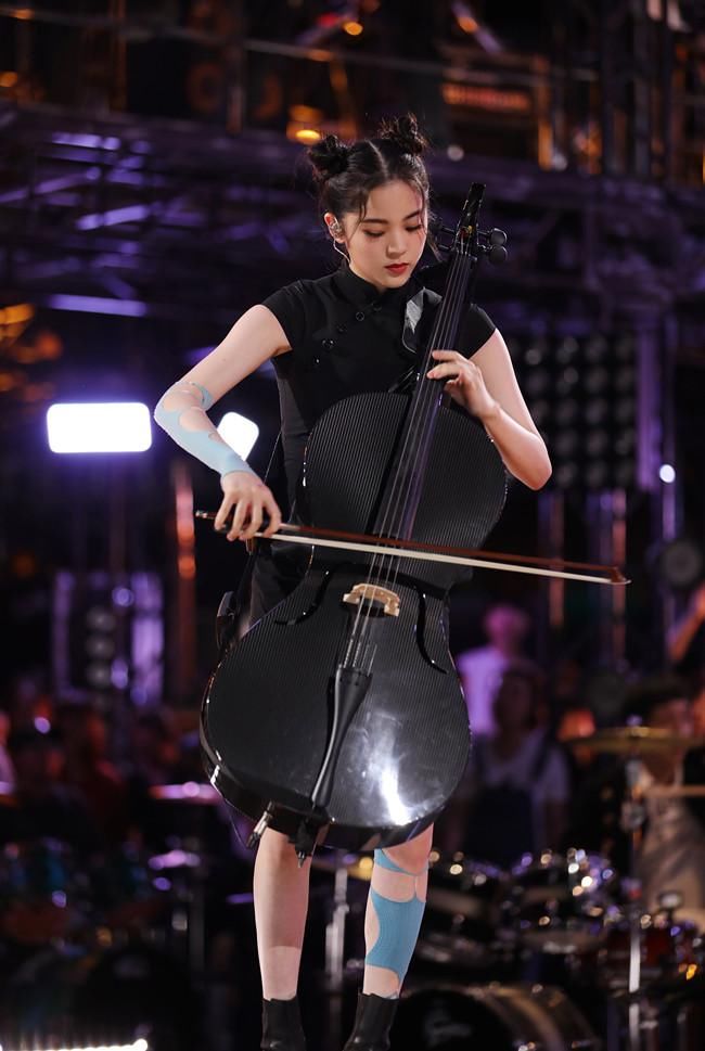  娜娜|欧阳娜娜穿旗袍怕撞衫，就在身上涂“蓝色染料”，哪知成全场最潮