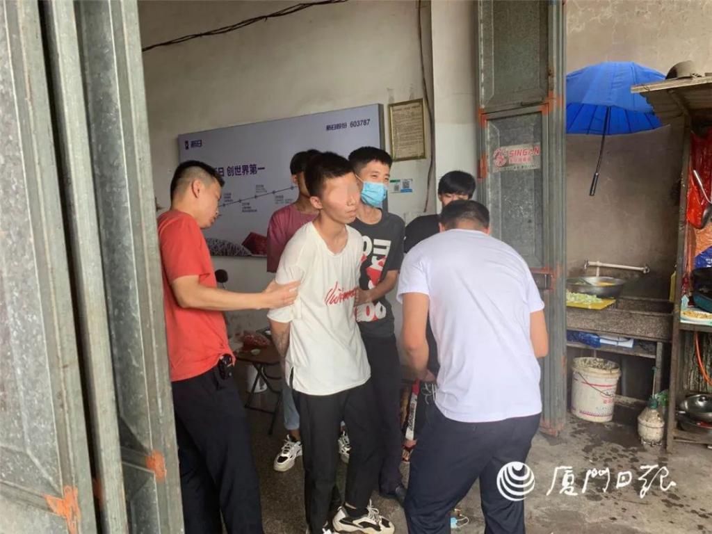 赶紧|惊了!他“缩骨”钻门缝,一夜连盗两家店!警方提醒:这种锁赶紧换!