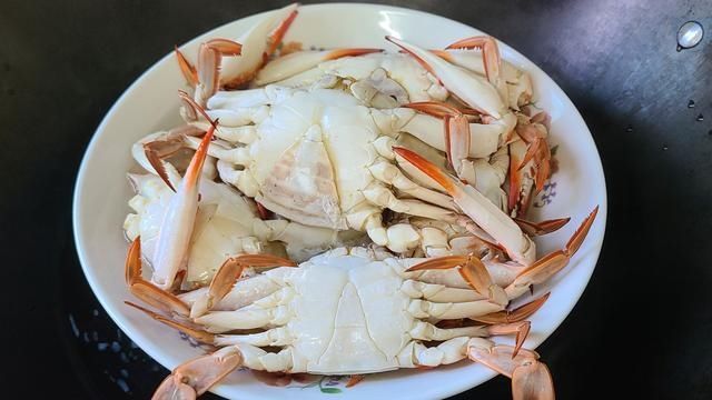 好吃|蒜蓉螃蟹的家常做法,很好吃的一道美食,简单美味,想吃就做