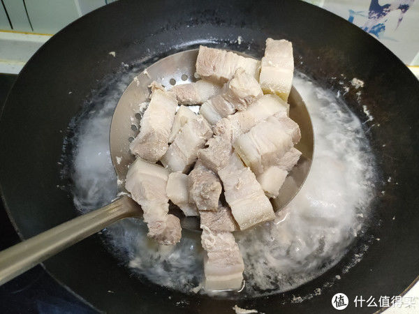 红烧肉|红烧肉什么时候放盐是关键，做对这1步软烂不发柴