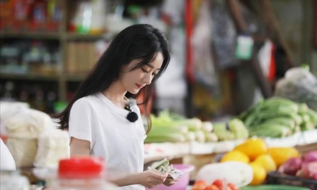  加盟|赵丽颖不愧为赵小刀，加盟《中餐厅》一阵吐槽，让大家有些意外